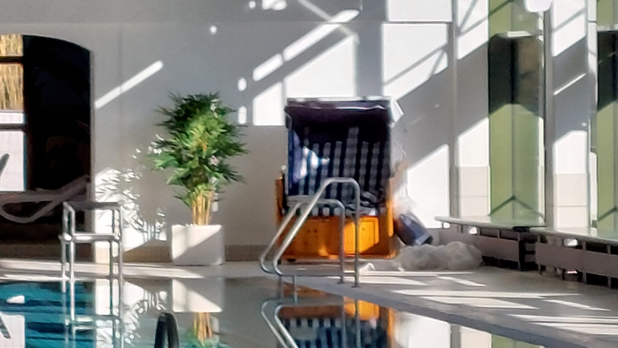 Badegäste im Uslarer Badeland - lebendige Bade- und Freizeitatmosphäre im Solling