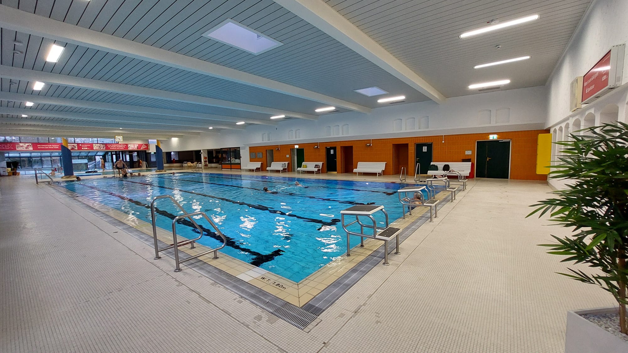 Innenansicht des Uslarer Badelands mit Schwimmbecken - Bürgerbad im Herzen des Sollings